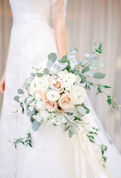 Brides.com:. Jasmin und grüner Eukalyptus erfrischen diesen Klassiker - Harvey Clark #flowerdresses