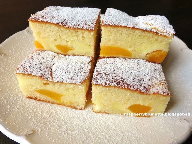Raspberrybrunette: Jemný ovocný koláč s kyslou smotanou Vynikajúci... Delish, Delicious, Mug Cake, Desert Recipes, Amazing Cakes, Cornbread, Vanilla Cake, Tiramisu, French Toast