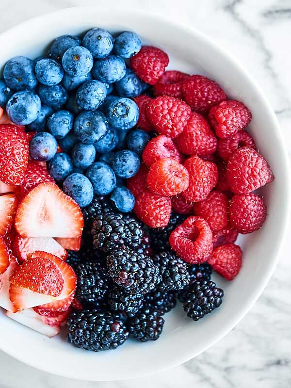 Only 7 ingredients needed to make this Berry Fruit Salad. All your favorite berries + fresh mint + lemon juice and honey! So easy. So yummy! showmetheyummy.com #fruitsalad #berries Healthy Fruits, Fruits And Veggies, Healthy Snacks, Healthy Recipes, Fruits Basket, Fruit Snacks, Vegetables List, Keto Fruit, Eating Vegetables
