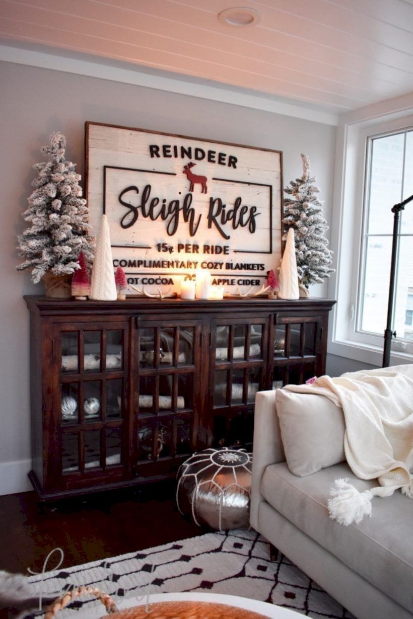 52 Adorable Farmhouse Christmas Decor Ideas #Home Decoration source: https://matchness.com/2018/11/30/52-adorable-farmhouse-christmas-decor-ideas/ Farmhouse Decor Living Room, Farmhouse Christmas Decor, Cozy Living Rooms, Country Christmas, Farm House Living Room, Living Room Decor, Rustic Farmhouse, Farmhouse Style, Christmas Sideboard Decor