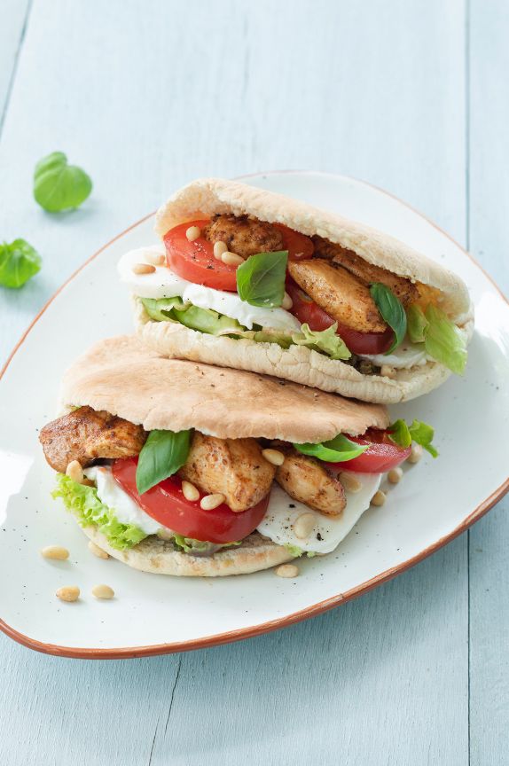 Pitabroodje caprese - Leuke recepten Gourmet Sandwiches, Sandwich Bar, Healthy Foodie, Healthy Lunch, Gourmet Recipes, Vegan Recipes, Dutch Recipes, Amish Recipes, Roasted Figs