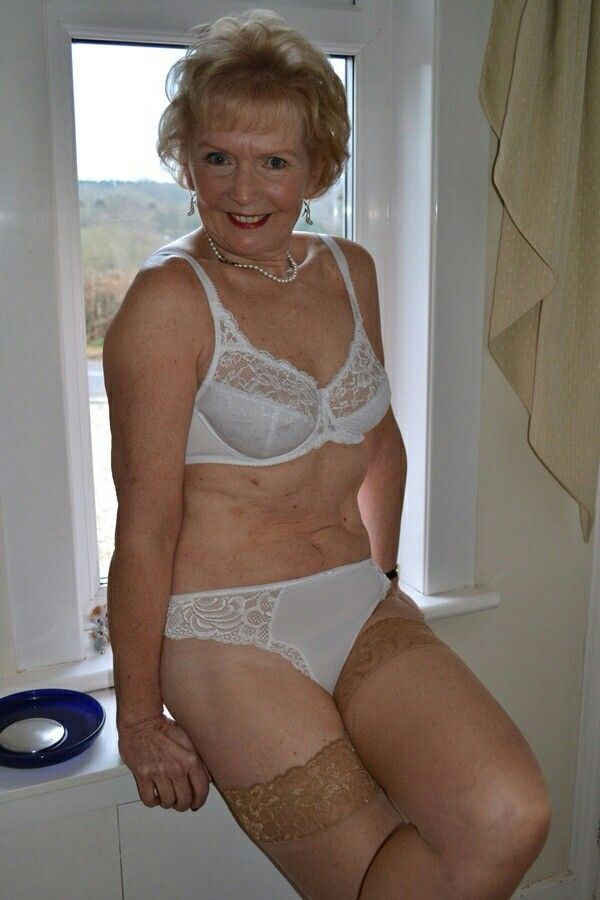 Mature moms removing bras photos Mature moms removing bras photos