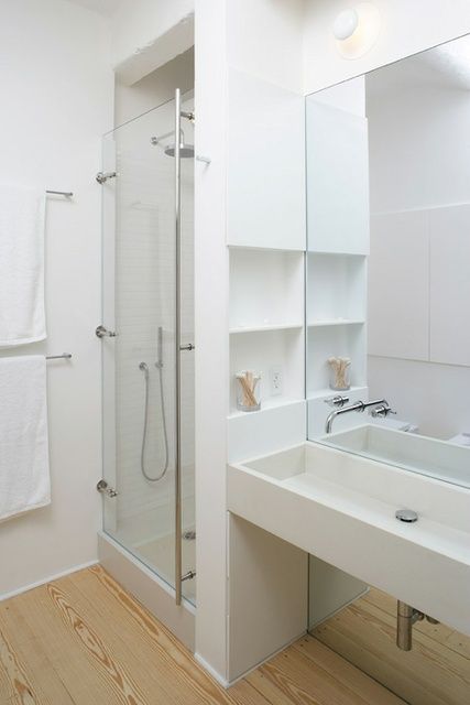 Pour optimiser l'espace dans une petite salle de bains, il est astucieux d'aménager des niches de rangement dans le renfoncement créé par la cabine de douche Trough Sink Bathroom Vanity, Corian Bathroom, Modern Bathroom Vanity, Contemporary Bathroom, Bathtub, Nickel Bathroom, Modern Sink, Modern Shower, All White Bathroom