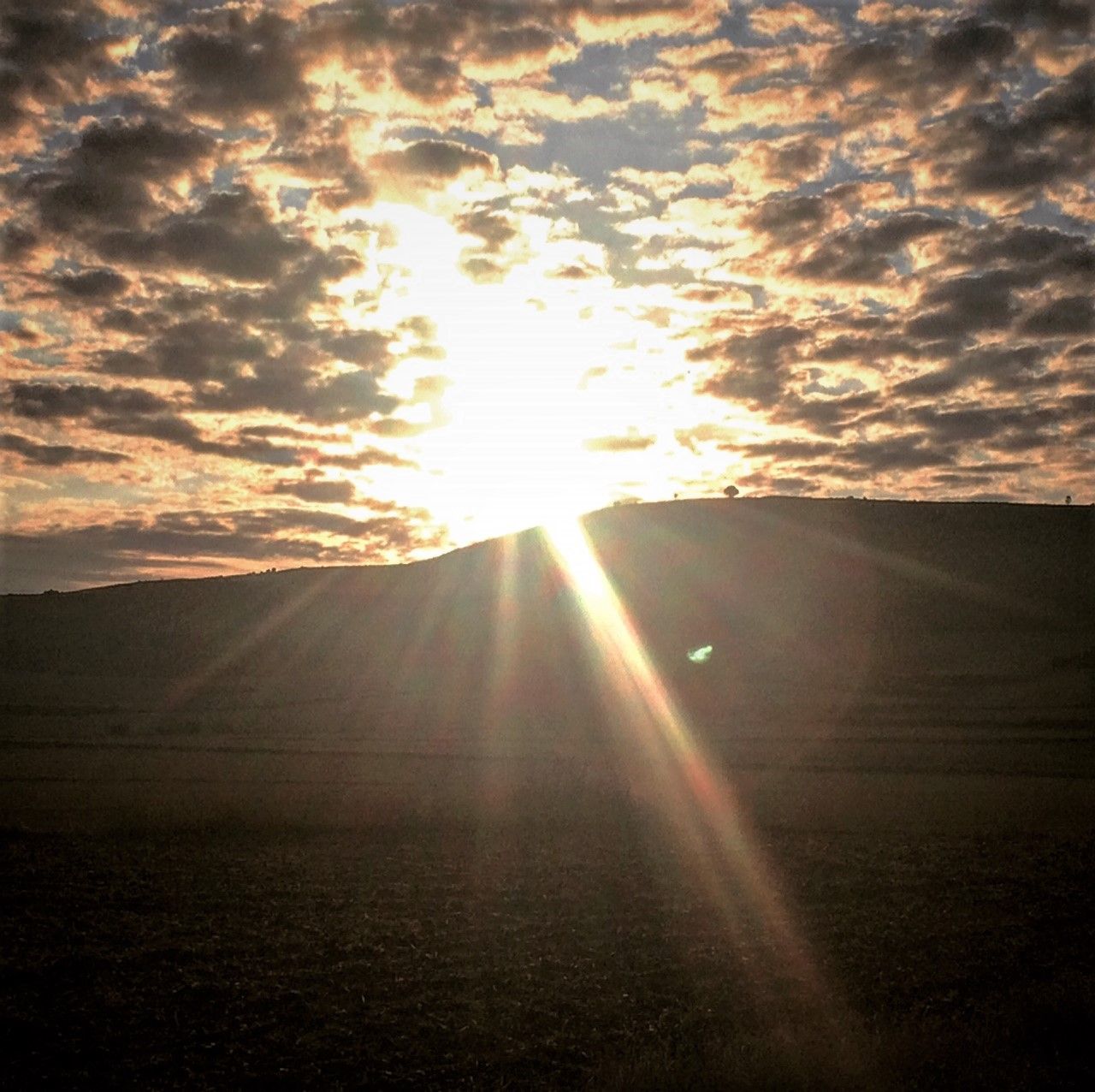 Amanecer Bélico Entre El Sol Y Las Nubes En Campos De Castilla Quién Reinará Hoy En El Universo De 4 Villas De Amaya Campos De Castilla Viajes Nubes