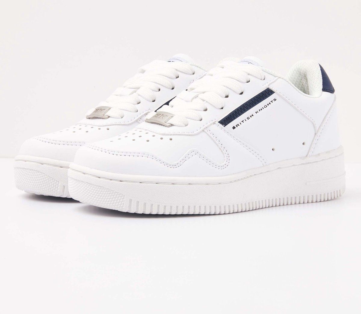 Gekleed, stoer of sportief. Wat je stijl ook is, de British Knights JUNE BR past bij je outfit. Deze lage sneakers met vetersluiting heeft vele details waar je nooit op uitgekeken raakt. De loopzool heeft geweldig veel grip en de Comfort Foam PRO binnenzool zorgt voor ongekend comfort. Nike Sneakers, Chuck Taylors, Converse Chuck Taylor, White Sneaker, Outfits, Shoes, Products, Fashion, Nike Tennis