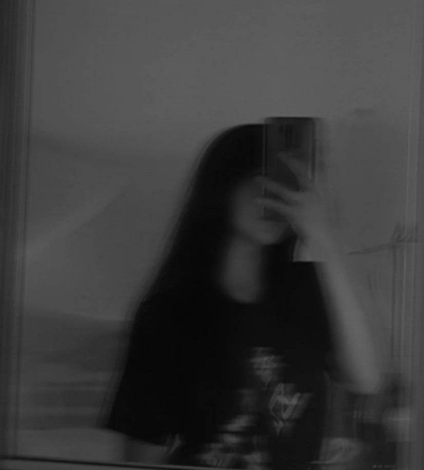 Pin By 𝖊 On Fotos 3 In 2022 Mirror Selfie Girl Face Aesthetic Shadow 2022 Mirror Selfie Girl, Black And White Mirror Selfie Girl