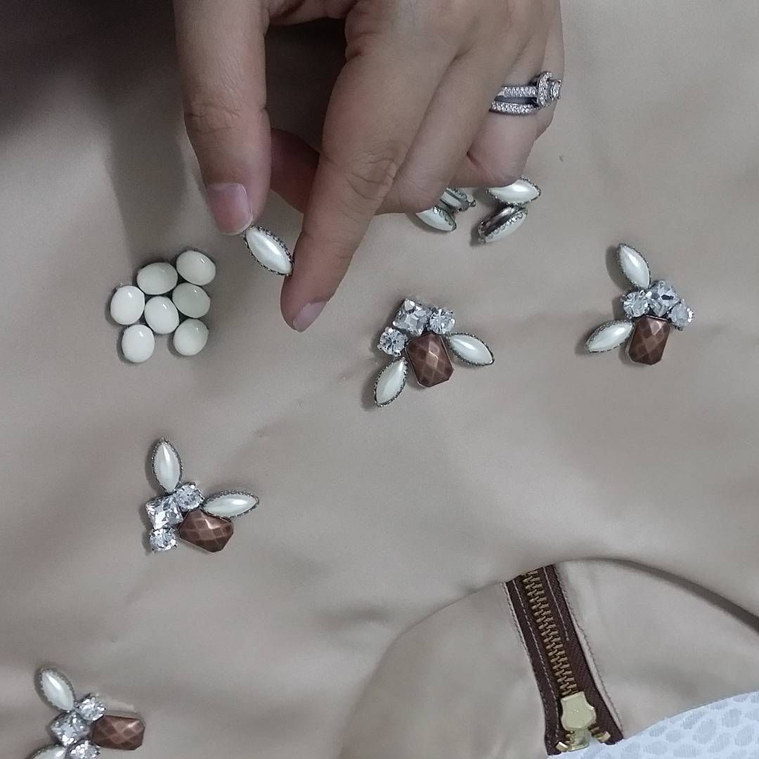 Maryam Shayaa - Designer on Instagram: “Pearls and offwhite are just sweet together. #sayajahitmanik #jahitmanik #servicemanik #bajukahwin #pengantin #bajutunang #bajunikah…”