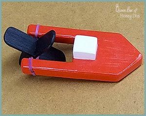 Do you love traditional wooden toys? Then, this DIY wooden toy boat is the project for you. Get the step by step instructions at Queen Bee of Honey Dos! Wood Toys Diy, Making Wooden Toys, Wood Toys Plans, Diy Toys, Toy Diy, Diy Kids Toys, Children Toys, Toddler Toys, Wood Projects For Kids