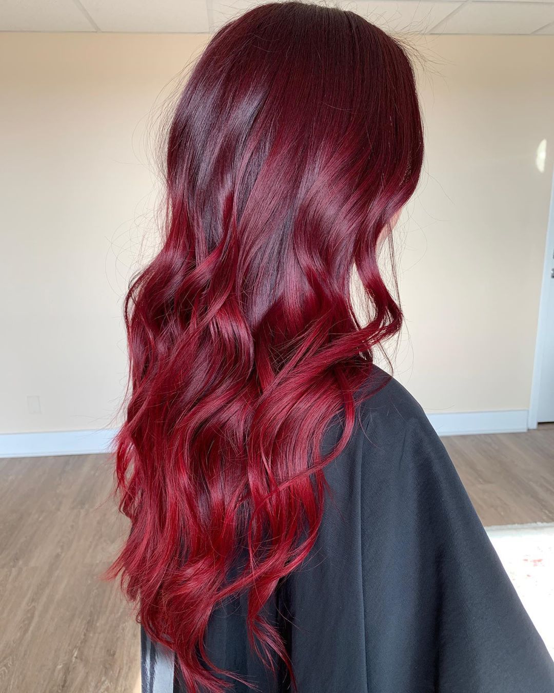 Ombré hair vermelho: 50 ideias incríveis para iluminar o cabelo em cores Red Balayage Hair, Red Ombre Hair, Dyed Red Hair, Hair Color Streaks, Hair Dye Colors, Red Hair Color, Red Colored Hair, Magenta Hair Colors, Cherry Red Hair