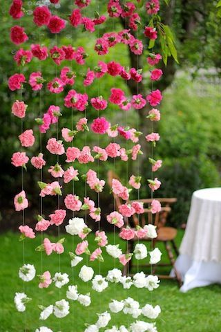 Flowers at a wedding is usually a MUST for most Brides. With Cortinas de Flores | Visillos, Decoración de unas, Cortina