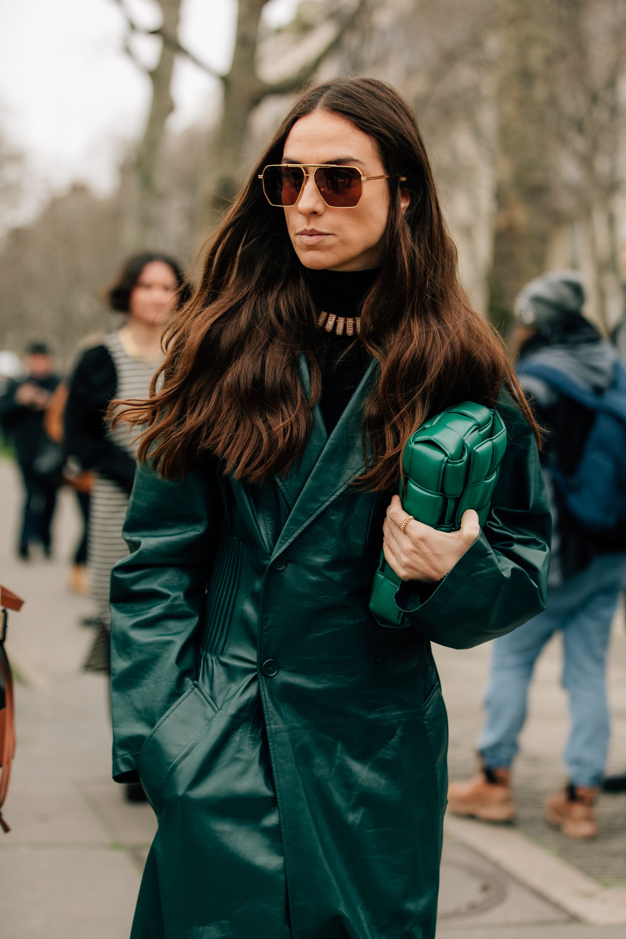 Daniel Lee brings a sense of modernity to Bottega Veneta by revamping the house's iconic intrecciato technique - it's been magnified and padded to create a 3D effect on this 'Cassette' bag. Made in Italy from glossed-leather, it has a structured silhouette that balances the inflated proportions perfectly. The adjustable shoulder strap is accented with a triangular buckle to match your silver jewelry. Timeless Handbag, Street Style Bags, Minimal Fashion, Bottega Veneta, Streetwear Fashion, Fashion Photography, Winter Fashion, Winter Outfits, Style Inspiration