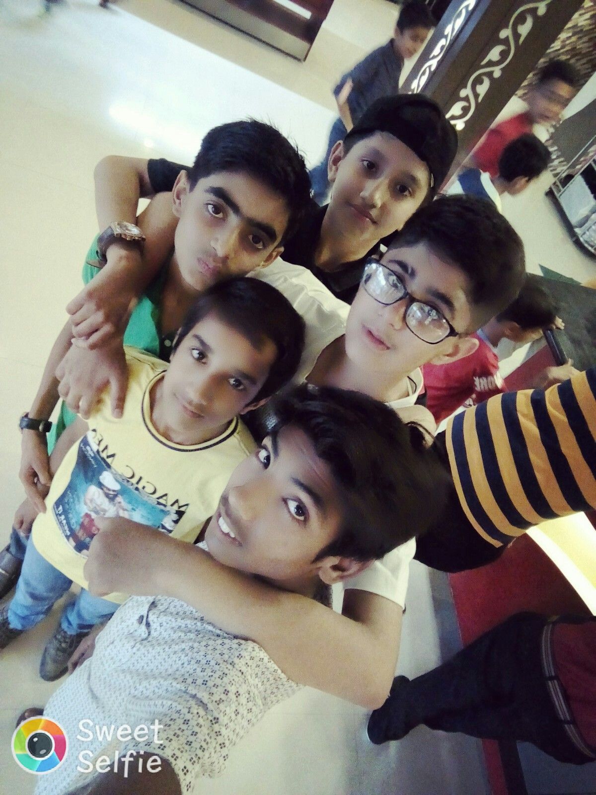 chilling with friends me