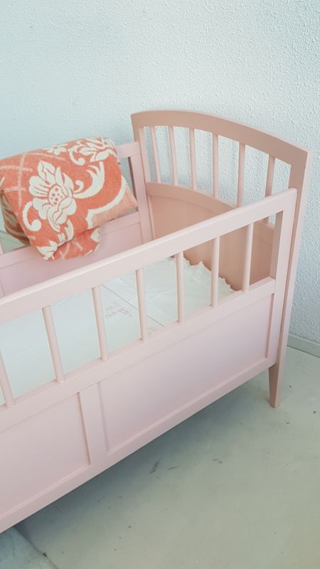 Vintage houten baby ledikantje | Studio Wietske Kid Room Style, Edith Piaf, Kidsroom, Fashion Room, Summer House, Girl's Room, Baby Ideas, Life Is Beautiful, Little Girls