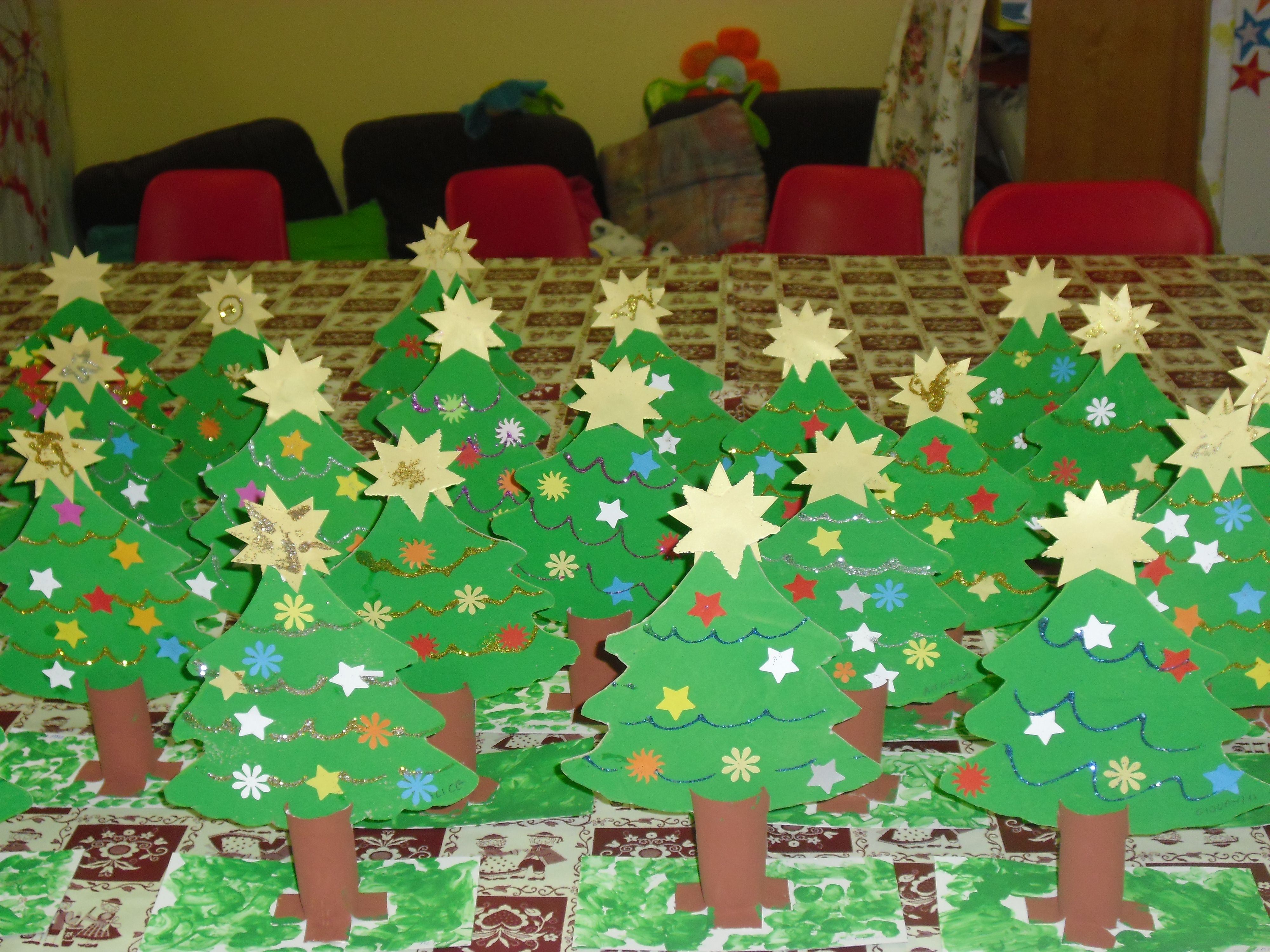 Alberi Di Natale Eseguiti Con Tronco In Rotolo Di Carta Alberi Di Natale Eseguiti Con Tronco In Rotolo Di Carta