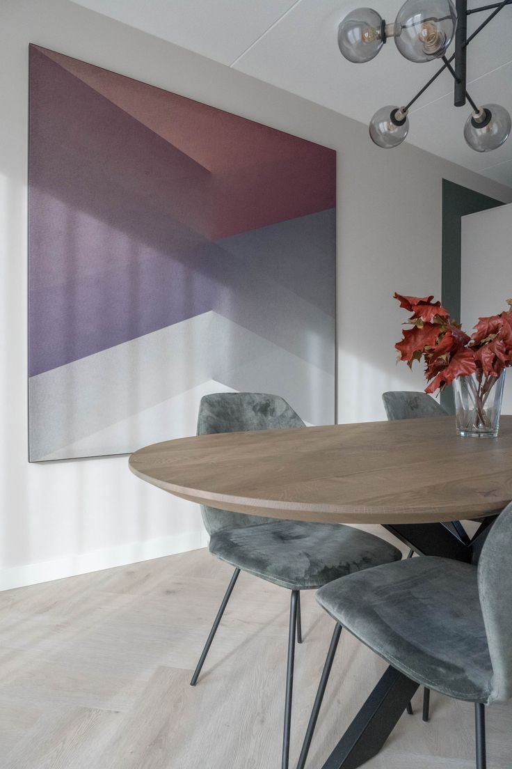 Voor een seniorenwoning met een lange smalle woonkamer heb ik een interieurplan mogen maken. Op de vloer ligt een mooie lichte visgraat vloer. In het eetkamergedeelte heb ik gekozen voor een groot wanddoek wat de akoestiek goed opvangt. Meer zien van deze mooie seniorenwoning neem gerust een kijkje op mijn website #smallewoningkamer #akoestiek #rust #eenheid Trending, Style, Swag, Outfits
