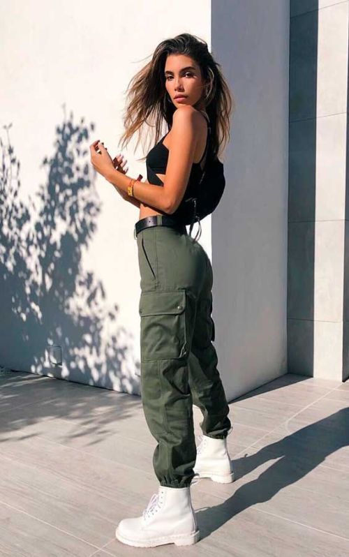 Trendy Coachella Looks That Are Desert Approved – Society19 Women Cargo Pants Outfit, How To Style Cargo Pants, Pant Outfits For Women, Teen Fashion Outfits, Cute Casual Outfits, Girl Outfits, Clothes For Women, Green Cargo Pants Outfit Street Style, Cargo Pant Outfits