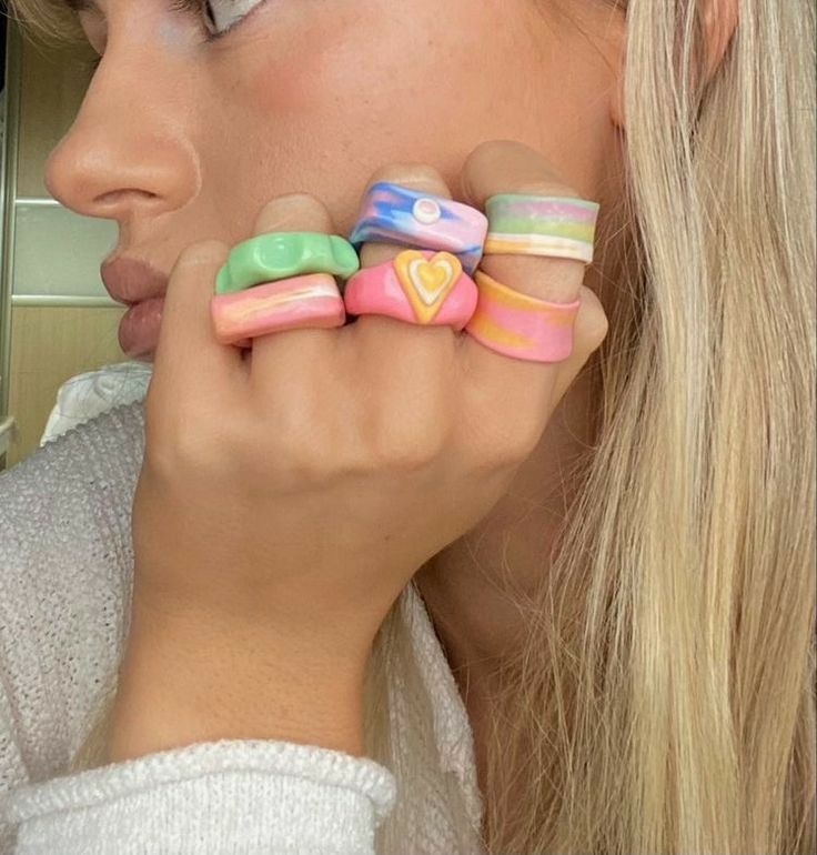 A malha dourada pode ser encontrada em peças, como: colares, cintos e pulseiras. Ela já foi tendência há alguns anos e, atualmente, voltou cheia de personalidade, se destacando como um item que pode ser usado sozinho ou em mix com outras peças. Indie Jewelry, Dope Jewelry, Funky Jewelry, Jewelry Inspo, Pretty Jewellery, Accessories Jewellery, Jewelry Rings, Fimo Ring, Polymer Clay Ring