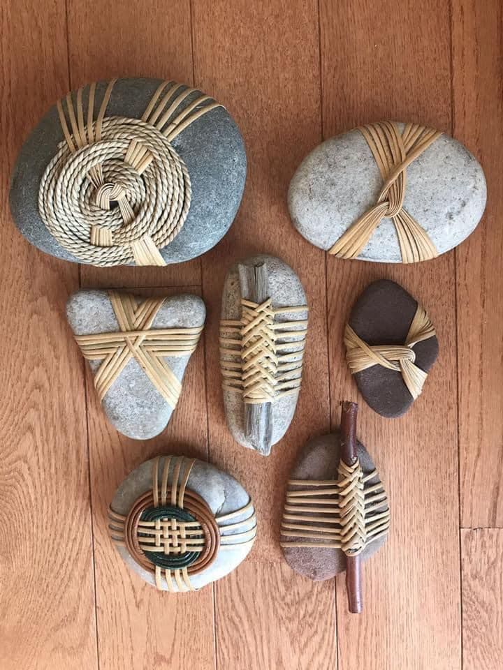 Les galets offrent une variétés de possibilités d'utilisation par leur forme et leur texture : orner les galets avec du fils et des nœuds Stone Crafts, Rock Crafts, Diy And Crafts, Crafts For Kids, Arts And Crafts, Creative Crafts, Fun Crafts, Rock Painting Art, Stone Painting