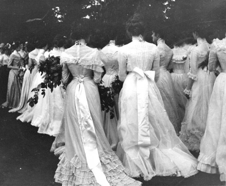 Baile de gala (1895) Edwardian Gowns, Edwardian Fashion, Vintage Fashion, Victorian Dresses, Edwardian Style, Vintage Style, 1900s Fashion, Vintage Glam, Retro Fashion