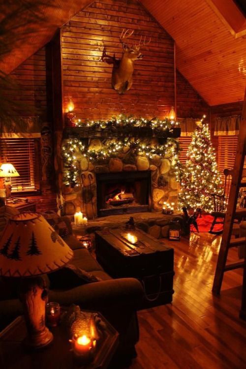 chalet chaleureux Christmas Cabin In The Woods, Cabins In The Woods, Country Christmas, Christmas Home, Xmas, Farmhouse Christmas, Log Cabin Christmas Decor, Christmas Photos, Cozy Christmas Living Room