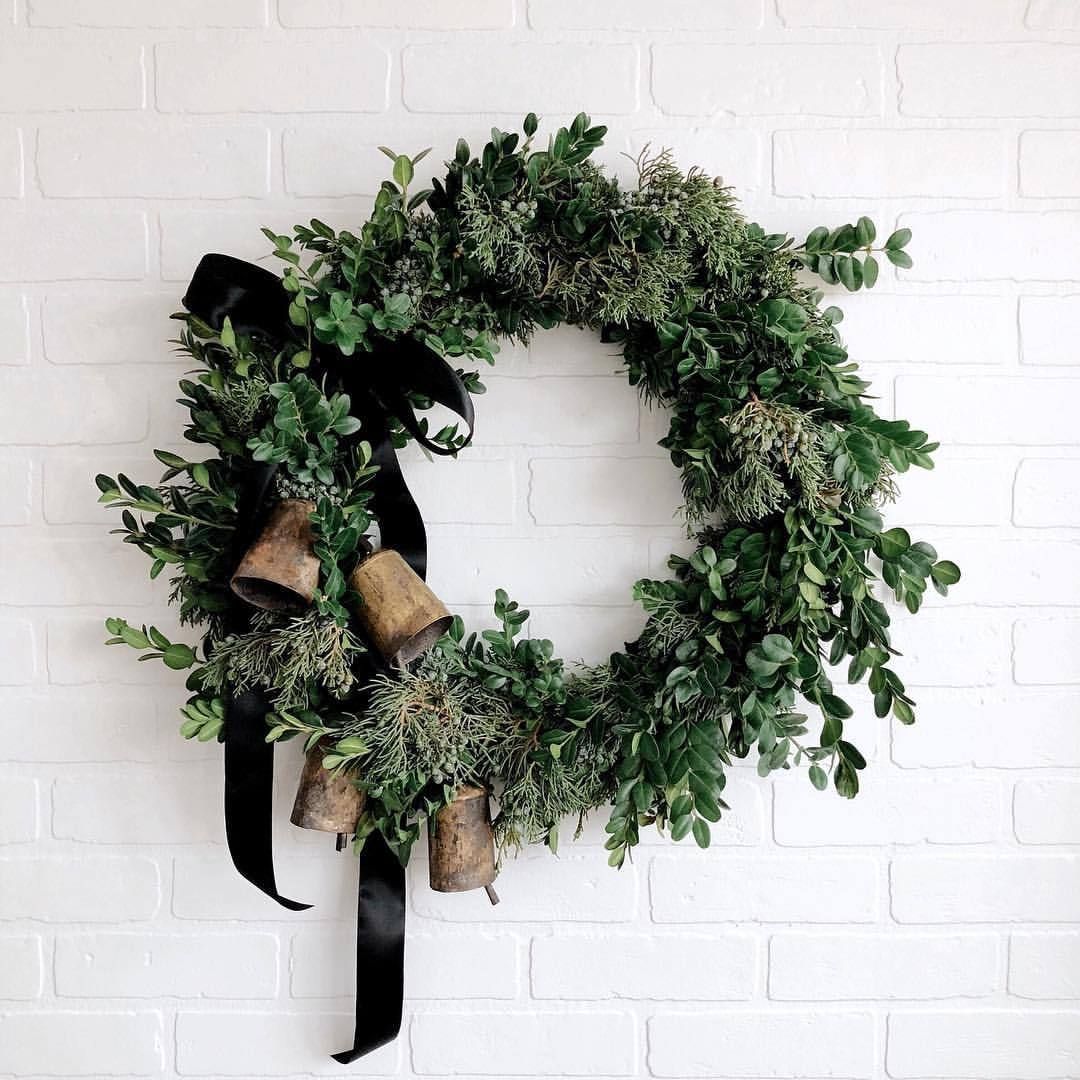 Christmas Inspo, Merry Little Christmas, Holiday Decor Christmas, Christmas Inspiration, Holiday Wreaths, Farmhouse Christmas, Winter Christmas, Christmas Holidays, Outdoor Christmas Wreaths