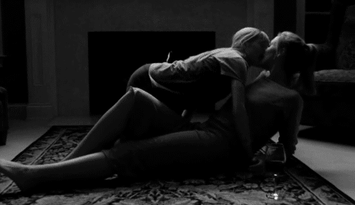 Black lesbains kissing