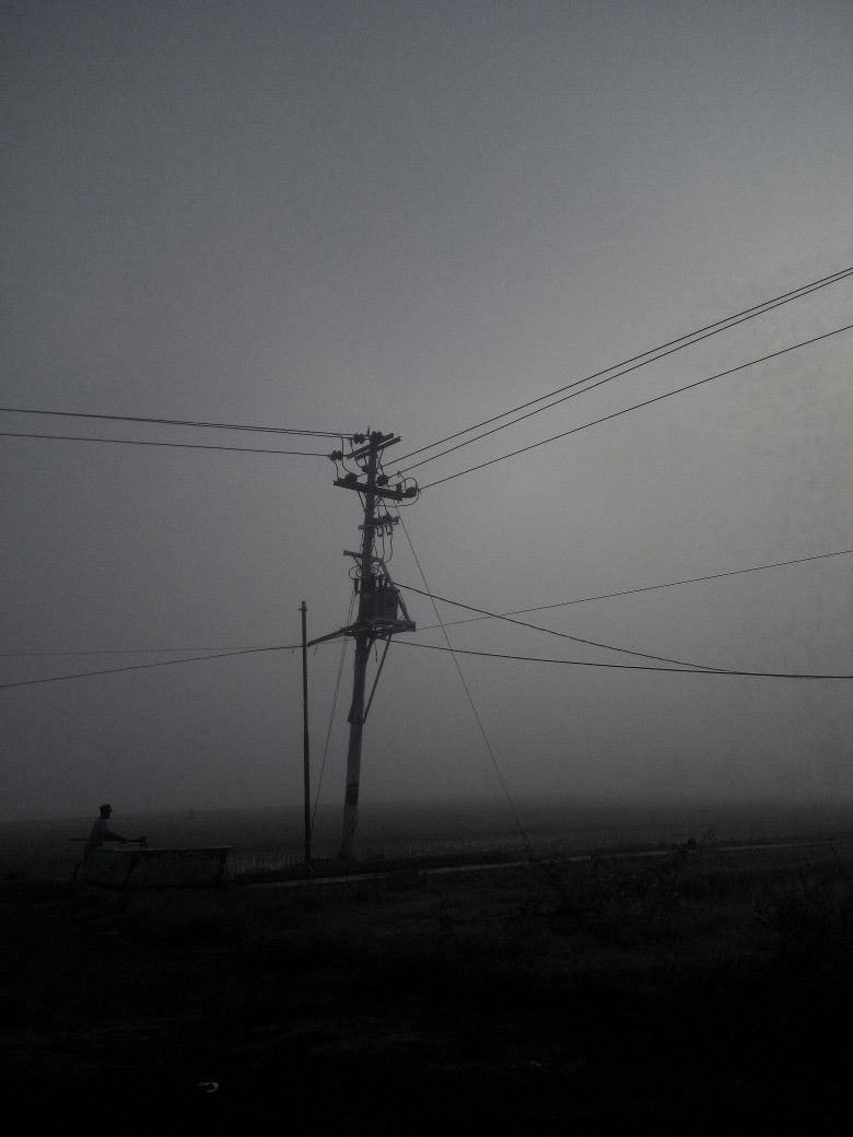 Rab geser tiang listrik SURABAYA FaktualNewsco-Perusahaan Listrik Negara PLN akhirnya mengalah memutuskan segera menggeser tiang listrik yang berdiri di tengah Jalan Raya Wirogono Desa Dasri Kecamatan Tegalsari Kabupaten Banyuwangi secara sepihak. Rab geser tiang listrik Tiang besi berangsur-angsur diganti dengan tiang beton.