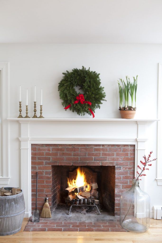Mantel Decorations for Christmas That'll Bring Your Fireplace to Life Simple Fireplace, Brick Fireplace Makeover, Wood Fireplace Mantel, Home Fireplace, Christmas Fireplace, Fireplace Remodel, Christmas Mantels, Fireplace Design, Fireplace Surrounds