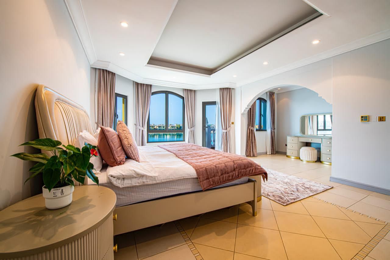 Stunning and luxury villas for short-term rent (daily and monthly) at The Palm Jumeirah in Dubai. Tv In Kitchen, Maids Room, Palm Jumeirah, Tv Sets, Skyline View, Holiday Apartments, En Suite Bathroom, Luxury Villa, Atlantis