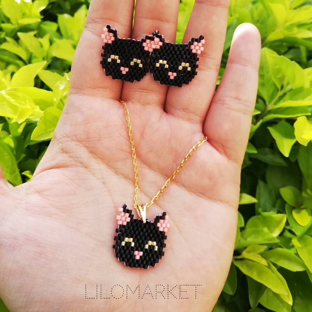 ?G A T O S 🌺 Hermoso set collar y artes de gatos tejidos en delica miyuki. Encuentralos en el link de nuestra BIO... . . . . . . . . . . Seed Bead Jewelry, Bead Jewellery, Seed Bead Earrings, Beaded Jewelry Diy, Beaded Pendant, Beaded Earrings, Jewelry Crafts, Earrings Handmade, Beaded Bracelets