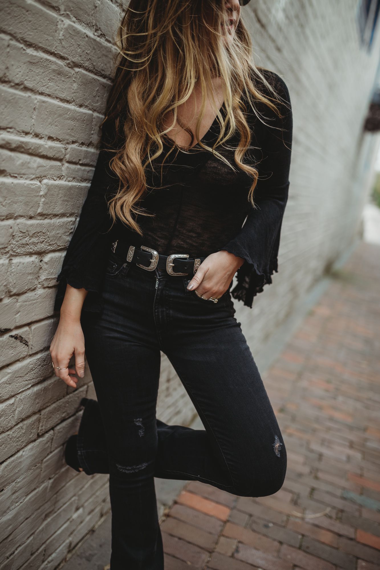 Shannon Jenkins of Upbeat Soles styles an edgy weekend concert outfit with a Free People bell sleeve top, American Eagle flared jeans, double buckle belt, and Sancia bag Outfits Edgy, Cute Outfits, Fashion Outfits, Rocker Outfits For Women, Prep Fashion, Buckle Outfits, Jeans Fashion, American Eagle Jeans Ripped, Boho Fashion