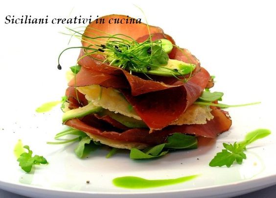 Millefoglie di bresaola, avocado e cialde di Parmigiano Reggiano