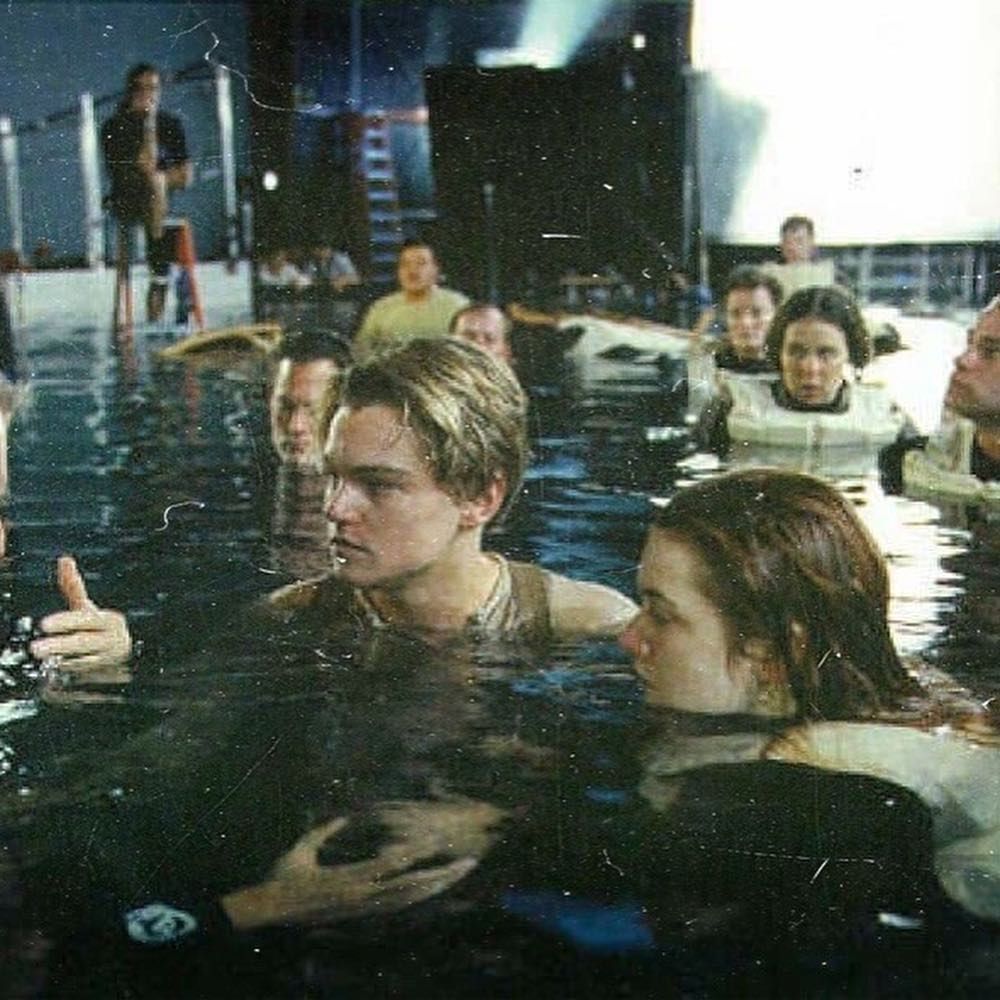 Kate Winslet + Leonardo DiCaprio behind the scenes of Titanic(1997) |  Leonardo dicaprio, Leonardo dicaprio 90s, Titanic behind the scenes