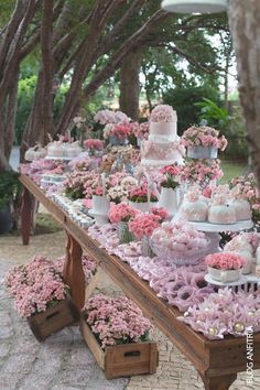 Rustic dessert tables for an outdoor wedding. Decoración de mesas de dulces para bodas al aire libre en rosa y blanco. Los cajones con flores terminan de darle el toque rústico. Candybar Wedding, Wedding Desserts, Wedding Food, Pink Wedding, Wedding Modern, Vintage Wedding, Wedding Reception, Wedding Flowers, Wedding Party