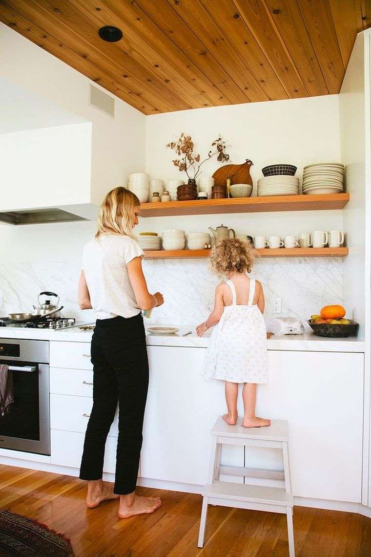 mobilier de cuisine couloir ouverte et idée d'aménagement de cuisine blanche et bois Wood Kitchen, Kitchen Dining Room, White Kitchen, New Kitchen, Kitchen Decor, Kitchen Ideas, Kitchen Marble, Kitchen Help, Cheap Kitchen