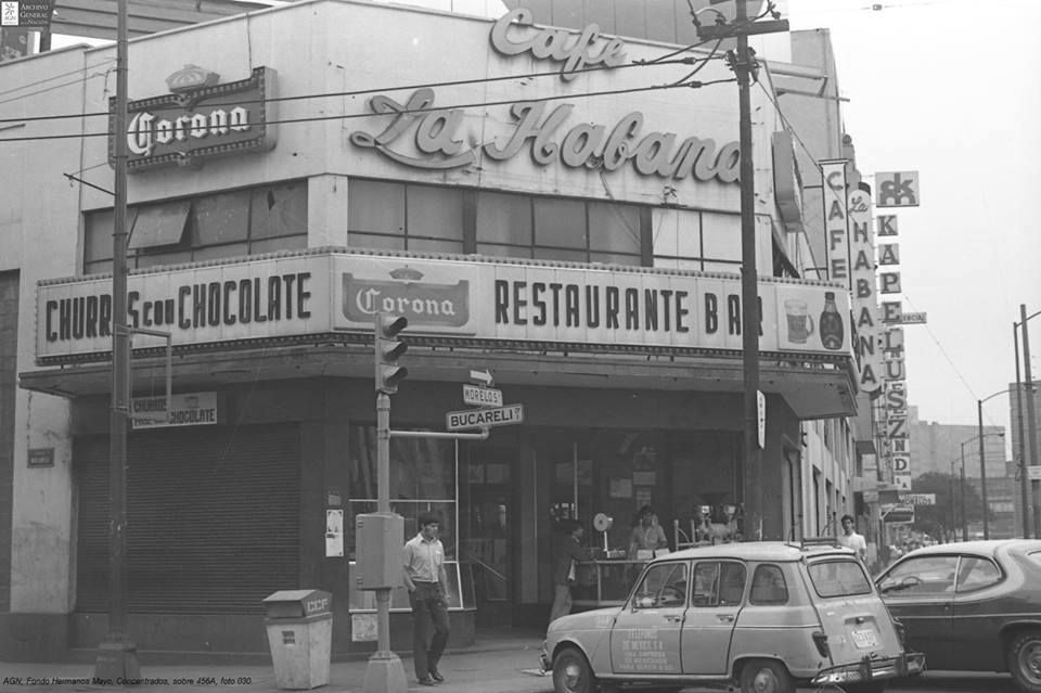 El café La Habana, en la esquina de Bucareli y Morelos, hacia 1980 | Lugares magicos de mexico, Fotos de mexico, Historia de mexico