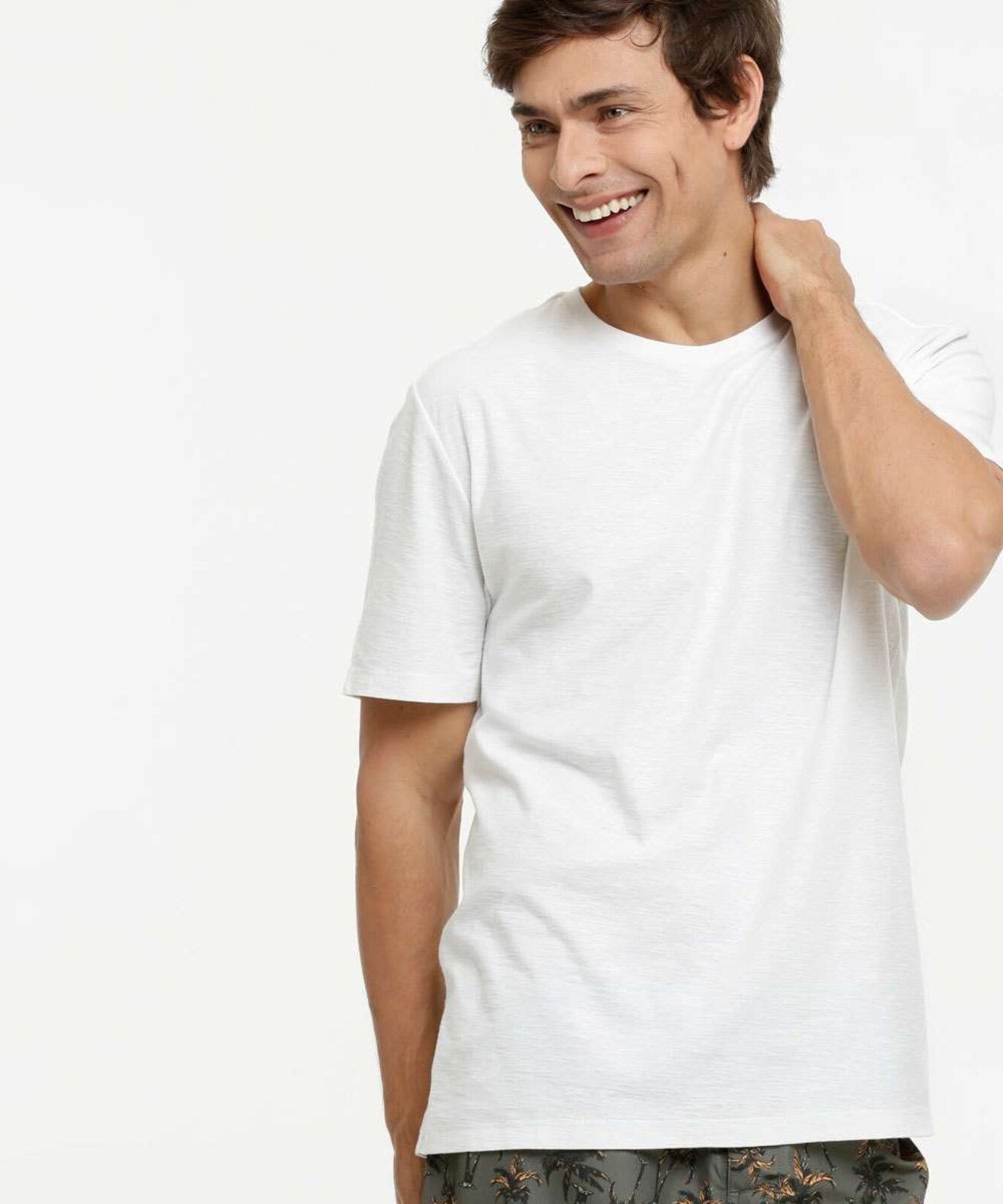 Camiseta Masculina Flamê Manga Curta MR Camiseta masculina, confeccionada em tecido malha flamê. Possui gola redonda em ribana, manga curta, acabamento e costura no tom. O que é Flamê?O Flamê é um tecido produzido com uns fios que apresentam uma flama, ou seja, engrossamento na espessura de aspecto regular, distribuído ao longo do fio, dando um aspecto de “risquinhos” no tecido. O que é Ribana?Ribana nada mais é que um tecido canelado muito usado para acabamento em mangas, punhos e barras de rou Casual, Mens Tops, T Shirt, Products, Fashion, Men's Wardrobe, Moda Masculina, Woman, Moda