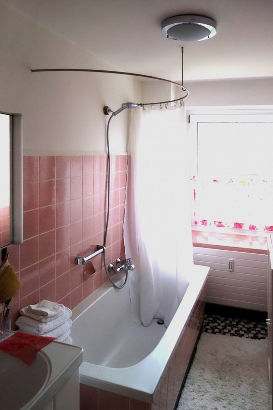 Individuelle Duschvorhangstange An Dachschrage In 2020 Duschvorhangstange Dusche Vorhange