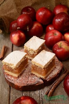 Retete culinare -Retete cu mere E sezonul merelor romanesti si trebuie sa profitam din plin de ele! Mai zilele trecute am primit nuci si cateva ladite cu mere rosii, sanatoase si foarte parfumate. De cum le-au vazut ai mei, au si dat comanda de o prajitura cu mere si nuci, asa ca i-am mobilizat la ras Romanian Desserts, Romanian Food, Sweets Recipes, Fall Recipes, Cake Desserts, Cupcake Cakes, Cooking And Baking, Cooking Recipes, Yummy Food