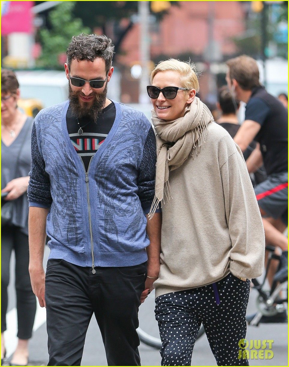 Tilda Swinton Ditches Her Trainwreck Makeover For Day Out With Sandro Kopp Tilda Swinton Ditches Her Makeover Fashion Couple Stylish Couple Tilda Swinton