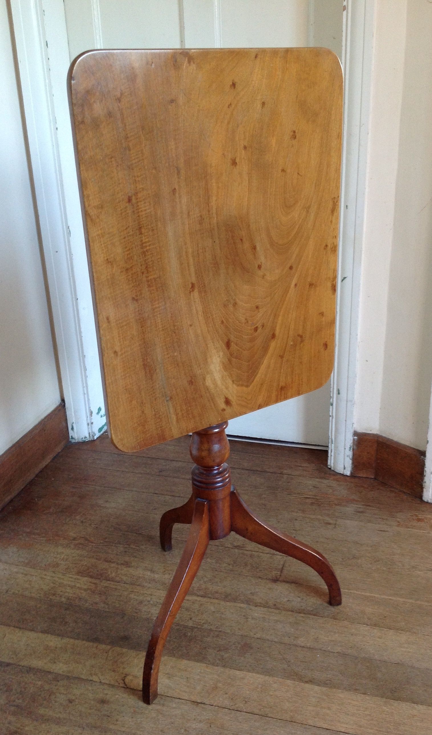 Fantastic American Federal 19Th Century Maple Wood Tilt Top Table 280 Fantastic American Federal 19Th Century Maple Wood Tilt Top Table 280