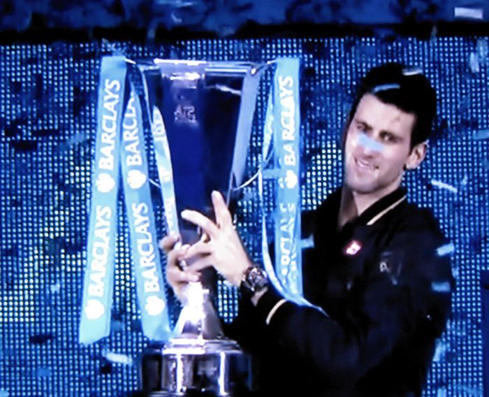 MAESTRO! Novak Djokovic no solo se da el lujo de terminar el año como número 1 de la ATP sino que también gana su segunda Copa de Maestros, y lo hace ganándole al histórico, al mejor de todos los tiempos, a Roger Federer. http://www.revistagraderia.co/maestro/ Novak Djokovic, Roger Federer, Wicked, Concert, Fictional Characters, Luxury, Teachers, Journals, Get Well Soon