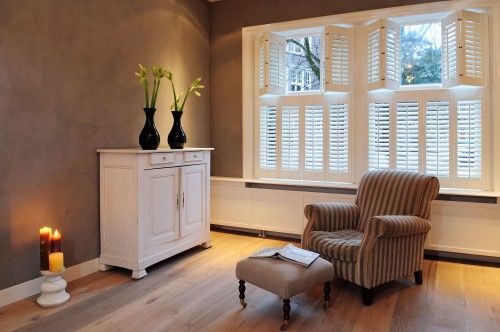 Shutters als raamdecoratie in de woonkamer. Deze mooie shutters zijn ... Shutters als raamdecoratie in de woonkamer. Deze mooie shutters zijn ...