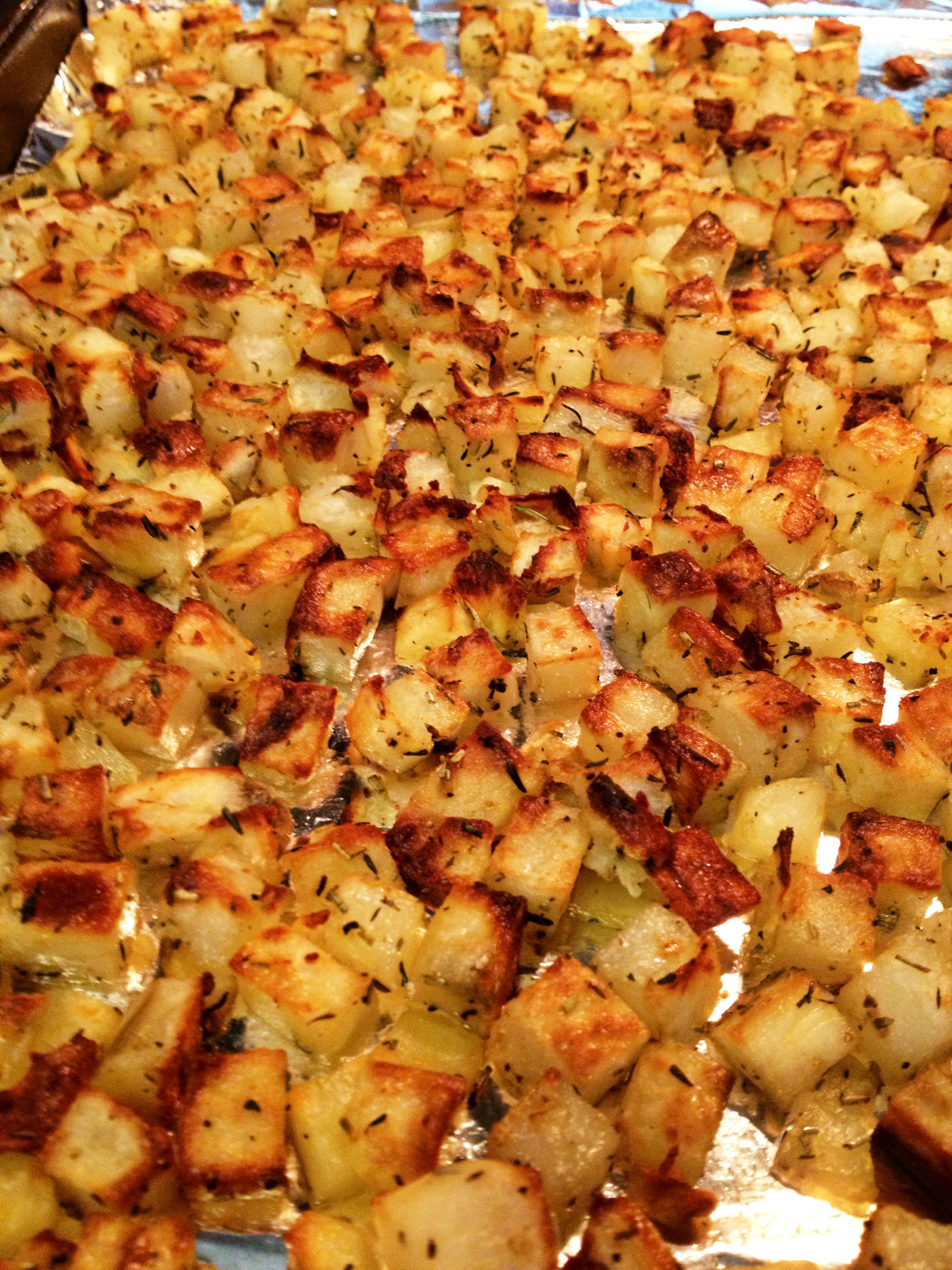 Ingredients: 2 lbs potatoes (see note below), diced1 tbsp extra virgin olive oil1/2 tsp rosemary, crushed1/2 tsp thyme, ground1/4 tsp salt1/4 tsp garlic powder1/8 tsp pepper*I prefer this recipe wi... Breakfast Dishes, Breakfast Brunch, Healthy Breakfast, Breakfast Recipes, Healthy Eating, Breakfast Casserole, Breakfast Skillet, Cooked Breakfast, Skinny Recipes