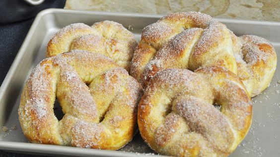 Recette copie conforme des pretzels au sucre et à la cannelle vendus chez Antie Anne's aux Etat-Unis. Briochés et saupoudrés de sucre à la cannelle. Delicious Healthy Recipes, Great Recipes, Favorite Recipes, Amazing Recipes, Beignets, Croissants, Levain Bakery, Desserts With Biscuits, Brioche Bread