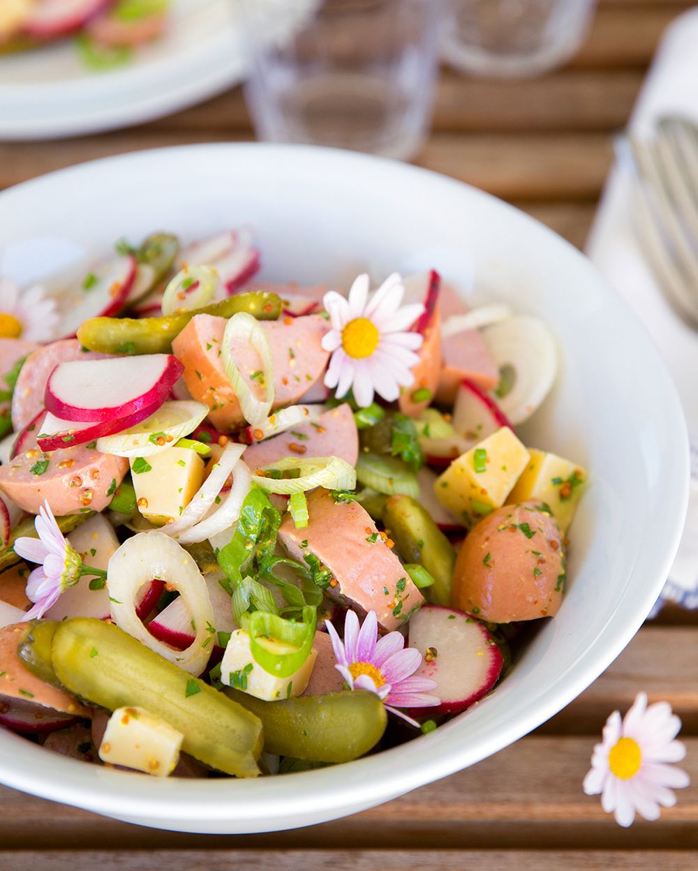 Wurst-Käse-Salat mit Radieschen Rezept
