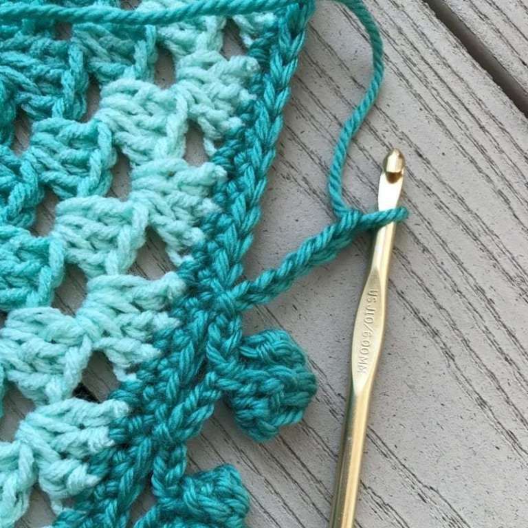 Learn the Crochet Pom Pom Border with a Photo Tutorial - Marly Bird™ Crochet Crafts, Crochet Yarn, Easy Crochet, Crochet Hooks, Crochet Projects, Free Crochet, Crochet Granny, Crochet Blanket Border, Crochet Boarders