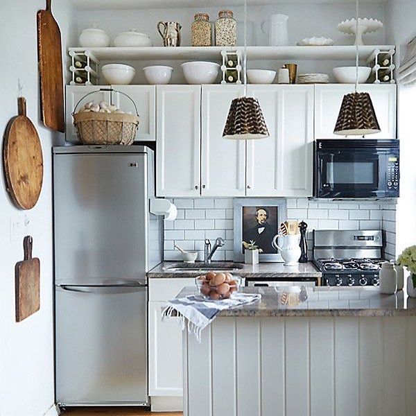 Bom dia!! Cozinha linda organizada e compacta #organizesemfrescuras #kitchen #cozinha #organização #decor #decoração Small Apartment Kitchen, Small Space Kitchen, Cottage Apartment, Narrow Kitchen, Large Kitchen, Basement Apartment, Kitchen Ideas For Small Spaces Design, Tiny Kitchen Ideas Apartments, Small Kitchen Solutions