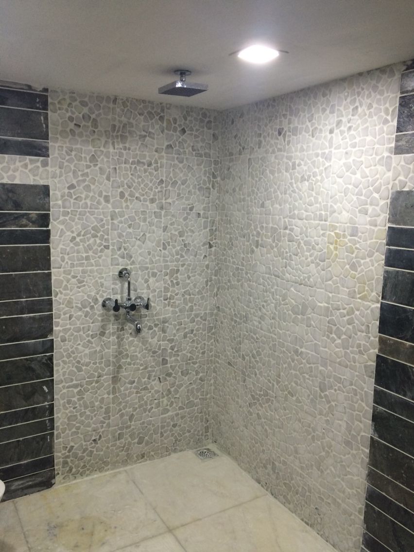 White Pebble Wall With Ocean Grey Slate Strips For Your Bathroom Interior White Pebble Wall With Ocean Grey Slate Strips For Your Bathroom Interior
