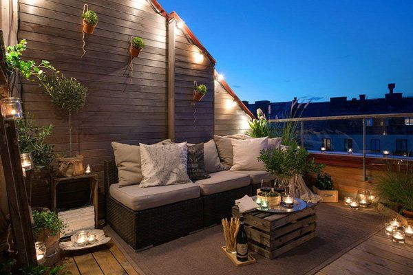 Keep your balcony décor simple and spacious. You might be surprised at how much space the balcony has when you get just the right multipurpose furniture and the right placement of decors and wall designs. Cozy Apartment Decor, Attic Apartment, Apartment Balcony Decorating, Urban Apartment, Modern Apartment, York Apartment, Apartment Design, Apartment Rooftop, Apartment Balconies